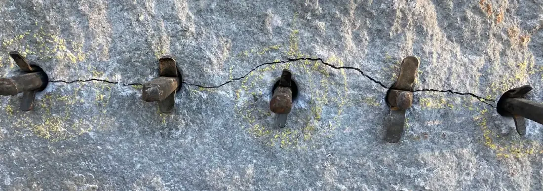 Kilar och fjädrar för handklyvning av bohusgranit